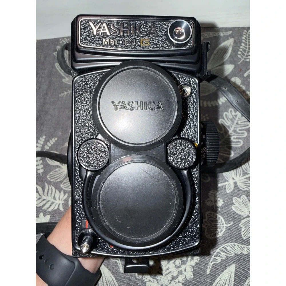 Yashica Mat-124 G TLR Medium Format Film Camera Yashinon 80mm f3.5 Lens Japan